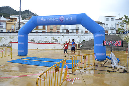 Después de atravesar parajes como la Fuente  Alta, los malagueños Rubén Bravo y Daniel García fueron los primeros en cruzar  juntos la meta