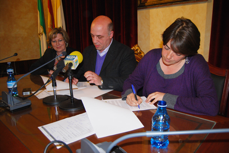 El acalde y la consejera durante la firma del convenio de  apoyo al Programa Andaluz