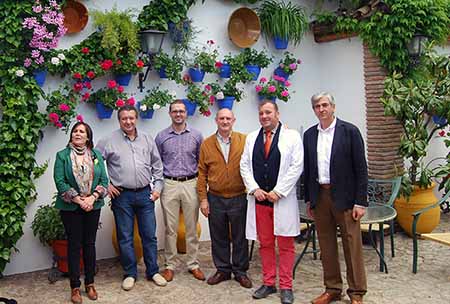 Los diputados de IU concluyeron su visita a Rute en  el patio de las bodegas de Destilerías Duende