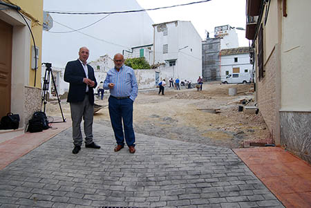El alcalde y el concejal de Obras e  Infraestructuras han visitado el estado de las obras de la calle Herrero