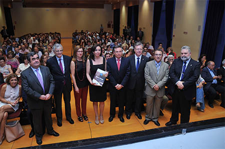 En centro la presidenta de la Diputación sostiene un  monográfico, junto a ella, entre otros, el segundo por la derecha, el director  de la editorial José María Molina