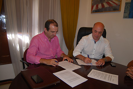 La firma del contrato de adjudicación se llevó a cabo  en el salón de la Alcaldía