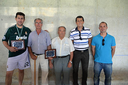 El ex-jugador José Salguero (segundo por la  derecha) se sumó a los actos de celebración de estos veinte años