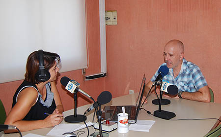 Javier  durante su entrevista en la radio informó de que va a impartir un curso de  madera de olivo en Rute.