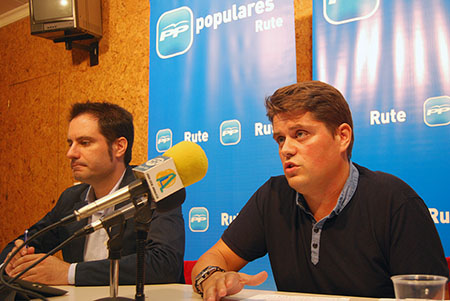 Julio Criado (a la derecha de José Antonio Pino) admite que  la situación no es buena pero cree que se está trabajando en la dirección  correcta