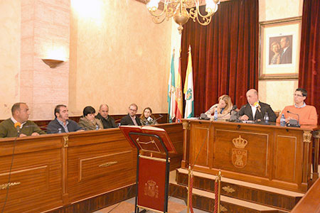 Aparte del debate  en torno a la  refinanciación del préstamo, el pleno supuso la toma de posesión de Julián  Jesús Medina como  concejal del Ayuntamiento