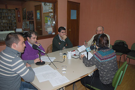 Francisco Cabrera, José Pulido y José María  Montes, durante la entrevista mantenida en los estudios de Radio Rute