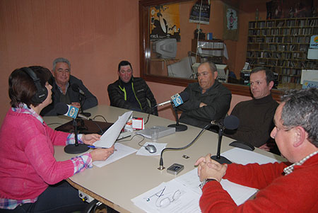 José María Roldán acude a una entrevista de Radio  Rute con cuatro miembros más de su Consejo Rector