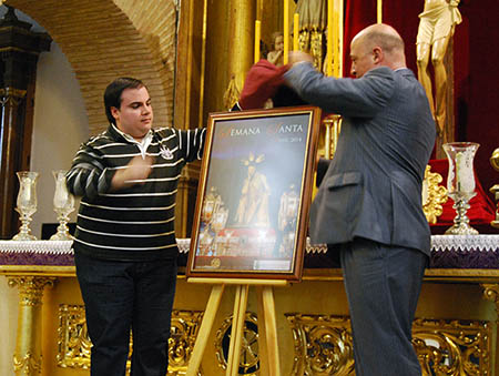 El autor, junto al alcalde, fueron los encargados de  mostrar el cartel de la Semana Santa de Rute