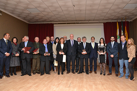 Los  premiados en las distintas categorías posan junto al alcalde y resto de  miembros de la Corporación