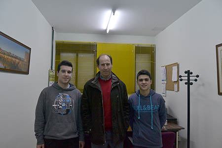 El  profesor Diego Burgueño en el centro con José María a la derecha y Rafael a su  izquierda