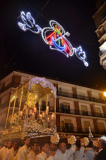 Una silueta de la Morenita se ha incorporado al  alumbrado público al paso de la procesión  por el Ayuntamiento