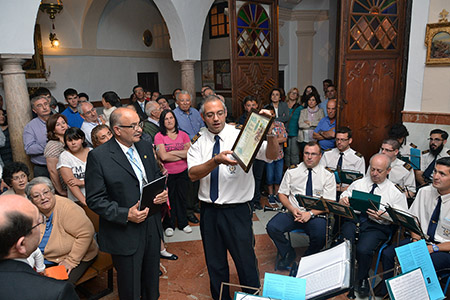 El autor hizo entrega de la partitura a la  cofradía, que incrementa así el patrimonio musical de la Morenita
