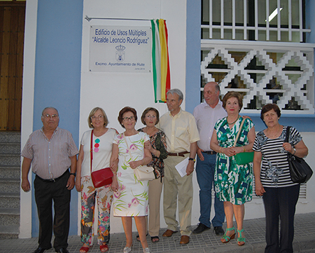 Familiares del homenajeado, junto al actual alcalde  ruteño, se encargaron de descubrir la placa que recuerda a Leoncio Rodríguez