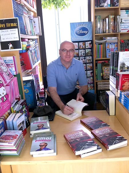 Rafael  Martínez Simancas junto a varios de sus libros publicados