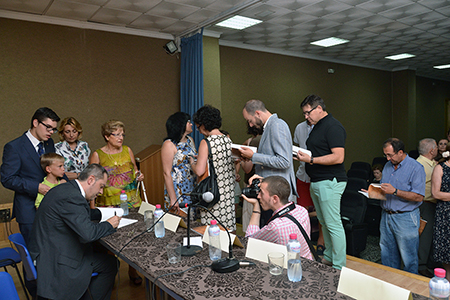 Tras el acto de presentación del libro, Luis Jiménez firmó  ejemplares al numeroso público asistente
