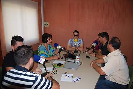 José Antonio  Pino, de Cultural Andalusí, junto a algunos miembros de la Agrupación Santo  Ángel Custodio en los estudios de Radio Rute