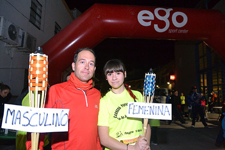 José  Ariza y Carmen María Rovira, con las respectivas antorchas que los proclamaban  vencedores en categoría masculina y femenina