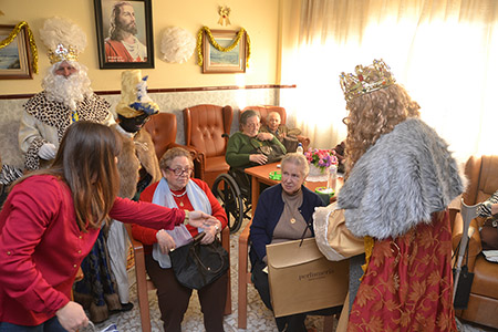 De nuevo, uno de los momentos más entrañables de la jornada se produjo  con la visita de los Reyes Magos a la residencia de ancianos