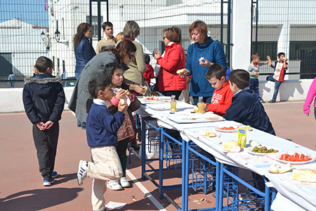 Los  escolares de Rute volvieron a disfrutar de un desayuno molinero, con pan,  aceite, tomate y embutidos