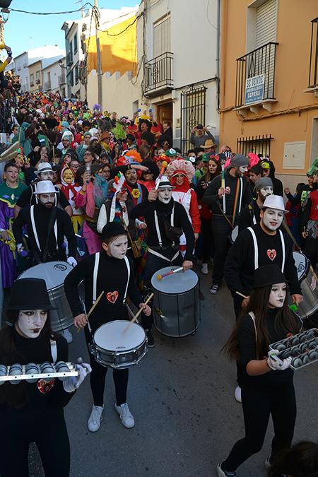 El  pasacalles del Domingo de Piñata comenzó y terminó en el  Paseo Francisco Salto llenando de colorido las calles de Rute