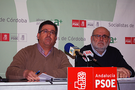 Antonio Ramírez y Manuel Muñoz comparecen ante los  medios en la sede local del PSOE