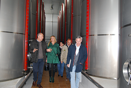 Los parlamentarios andaluces y varios  representantes del PP a nivel local visitaron las instalaciones y la bodega de  la Cooperativa de Rute