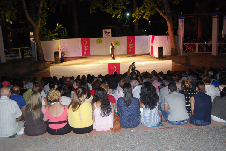 Numeroso público se dio cita en el Teatro Alcalde Pedro Flores para asistir al festival 