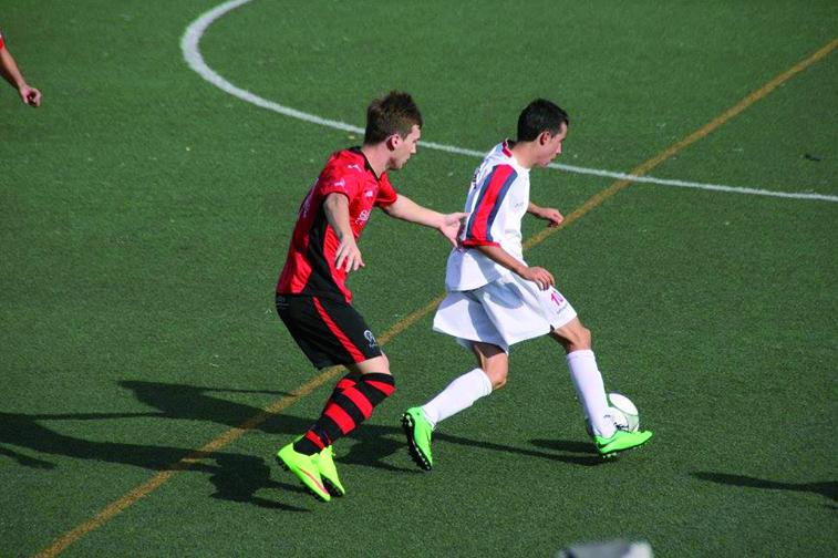 Fran Fernández (izquierda) presiona a un atacante en uno de los encuentros del actual campeonato liguero 