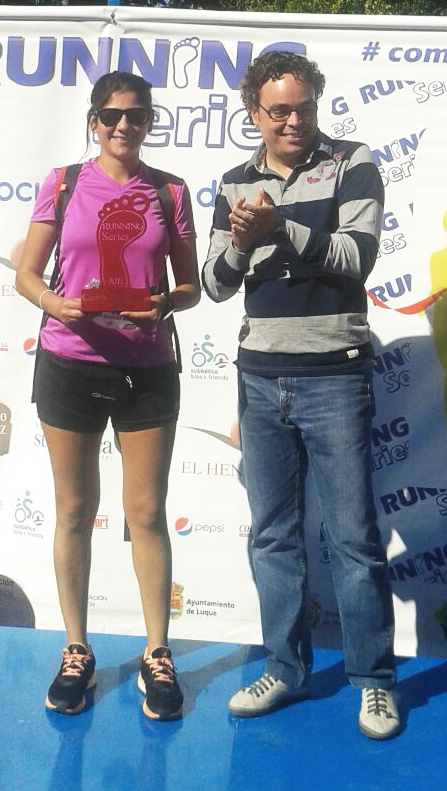 Débora Barrios se llevó el trofeo como segunda clasificada en chicas en la I Carrera de Empresas Responsables AJE Córdoba
