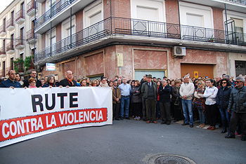 Representantes ciudadanos y políticos portaban una pancarta de apoyo con el lema "Rute contra la violencia"